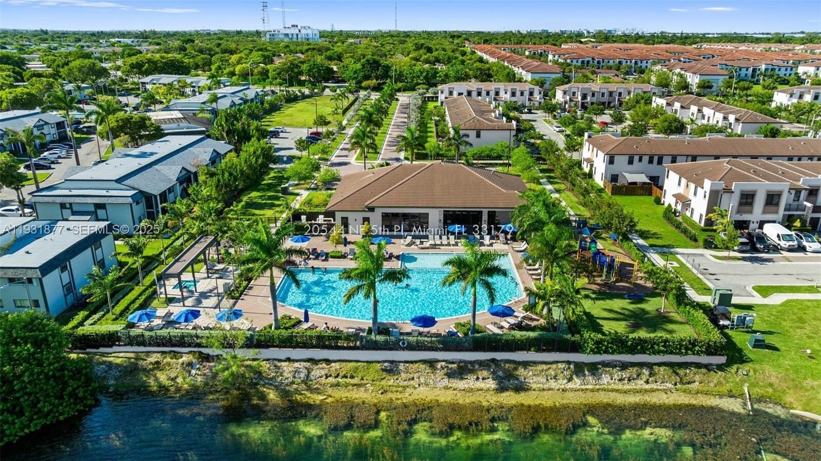 Building Photo - 20544 NE 5th Pl