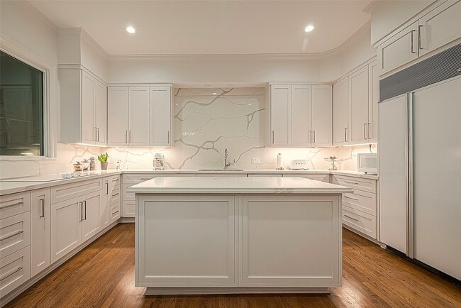 Building Photo - 983 S Post Oak Ln