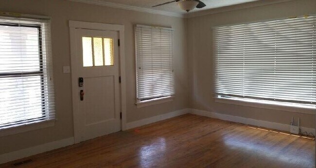 Building Photo - Beautiful Home Ready for Move-in