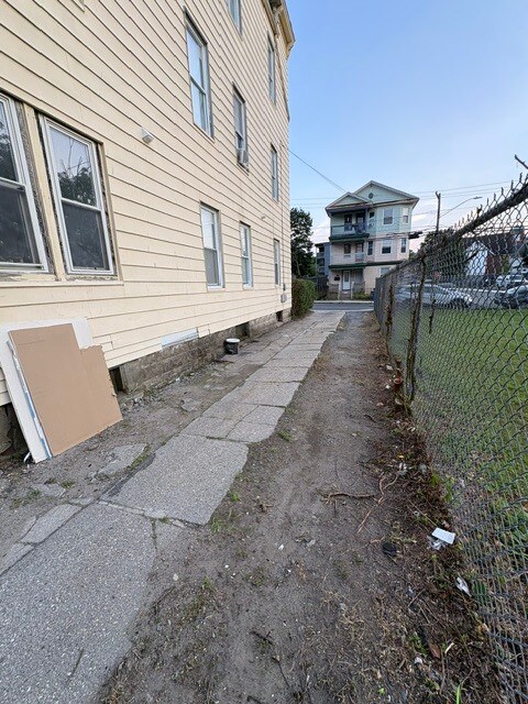 Building Photo - 105 Division St