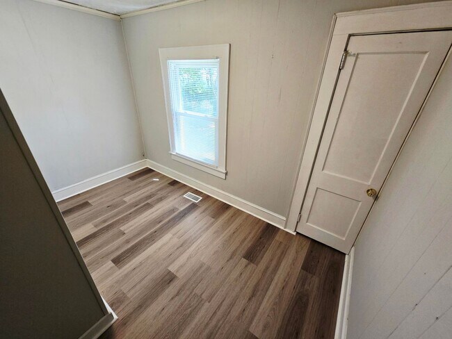 Building Photo - Great 2 bedrooms Home