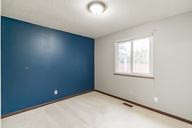 Building Photo - Hyland Hills 5 Bedroom Gem