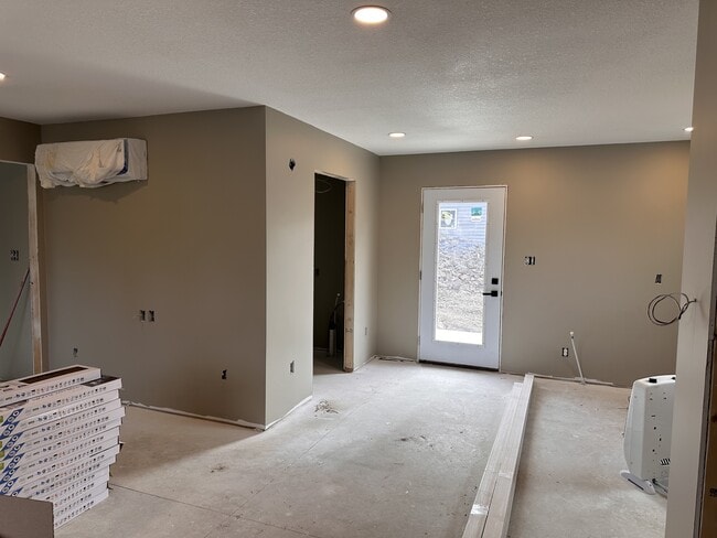 Building Photo - 212 E 1st St