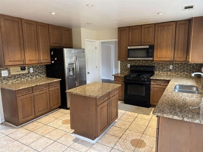 Building Photo - 875 Eagle Creek Dr NW