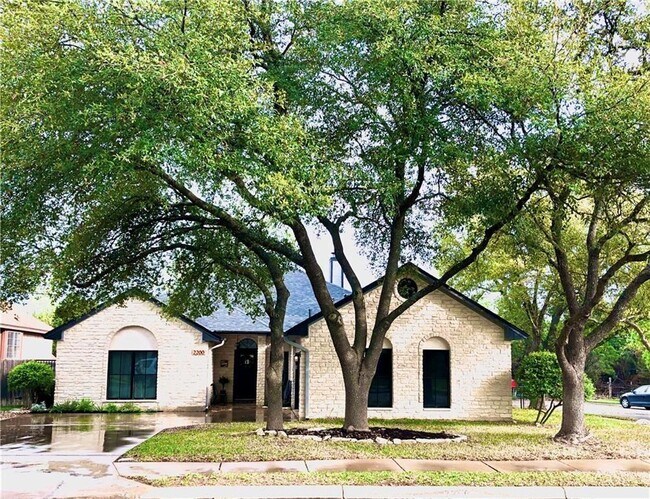 Building Photo - 2200 Falcon Dr