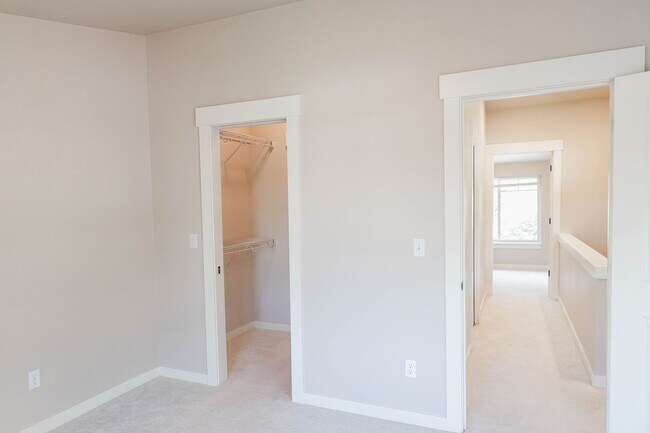 Building Photo - Townhouse Move-In Special – Half Month Free! Beautiful townhouse 3 beds 2.5 baths and garage.