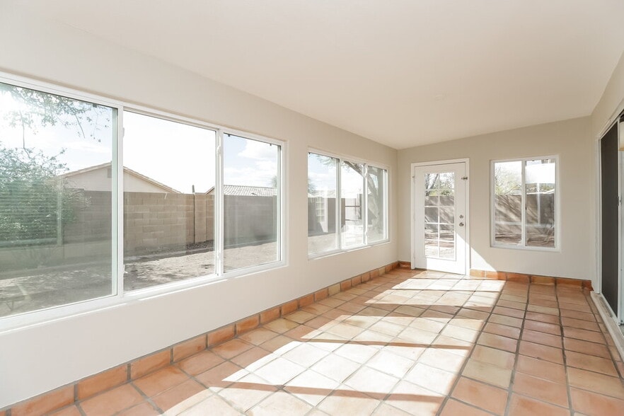 Building Photo - 3526 N Ravine