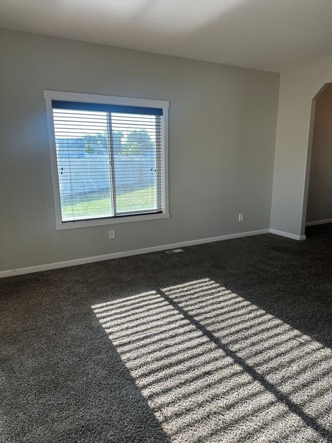 Building Photo - Extra Large Home For Rent, 4 Bedrooms! NEW...