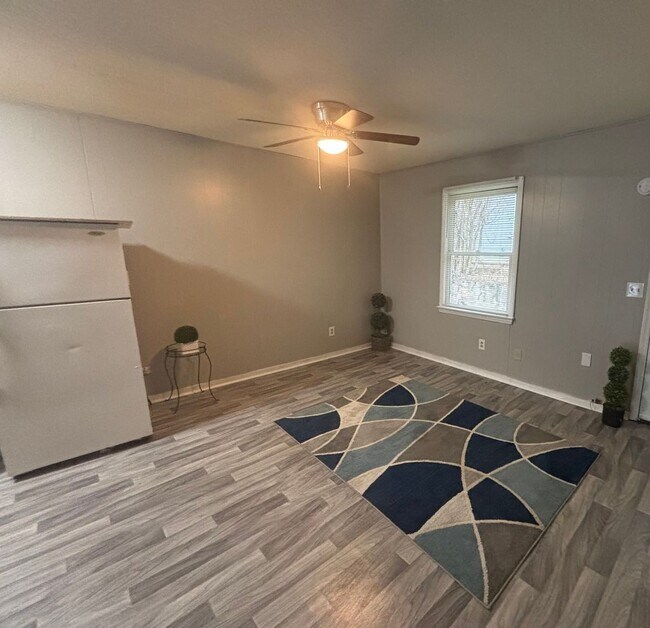 Building Photo - 390 N King St