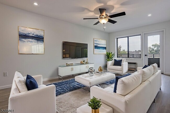 Building Photo - 850 Main St