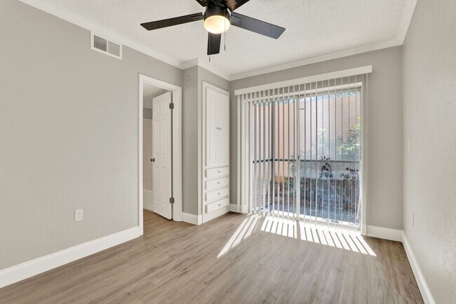 Building Photo - Newly Renovated ~ Ground Floor Condo in th...