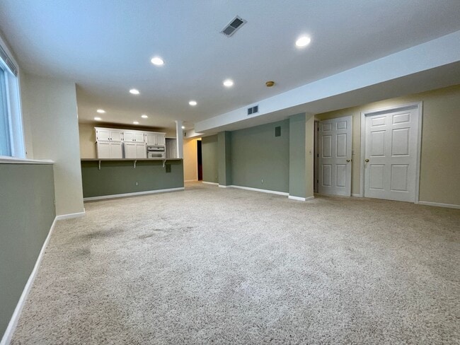 Building Photo - Spacious 4 Bedroom 3 Bathroom home