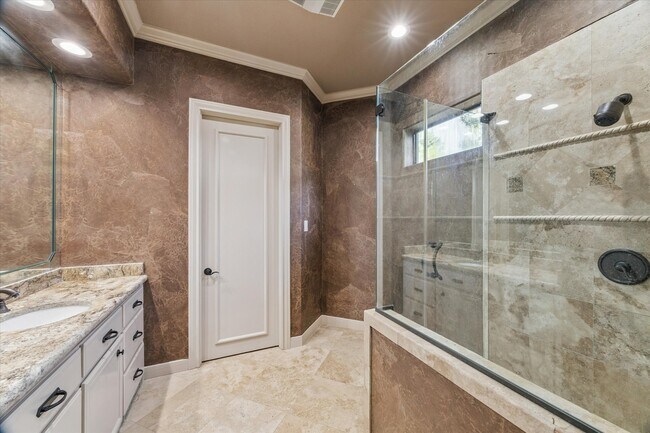 Building Photo - 600 Royal Oaks Dr
