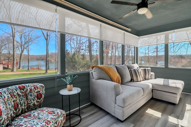 Building Photo - Immaculate, fully furnished property with lake views. Available for 6 to 12 month lease