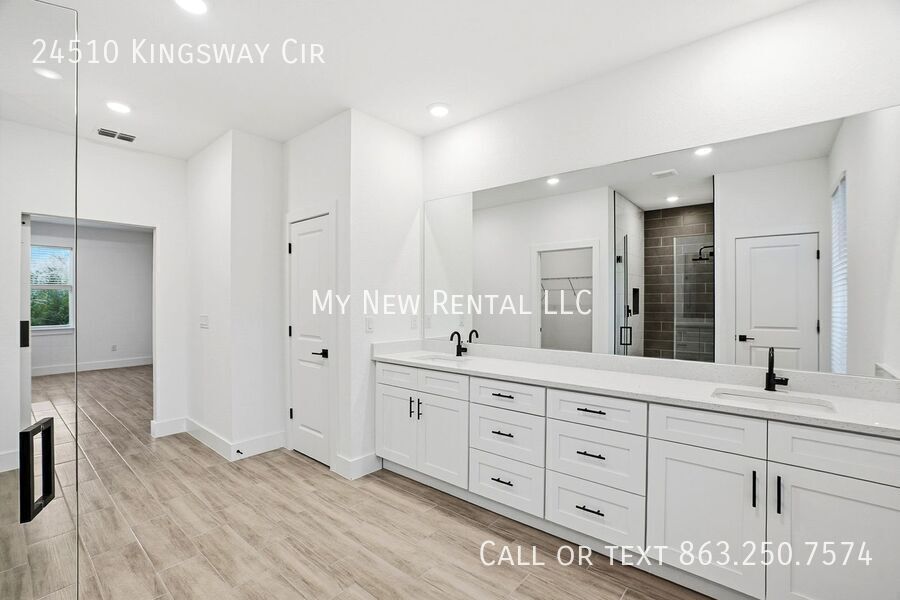 Building Photo - 24510 SW Kingsway Cir