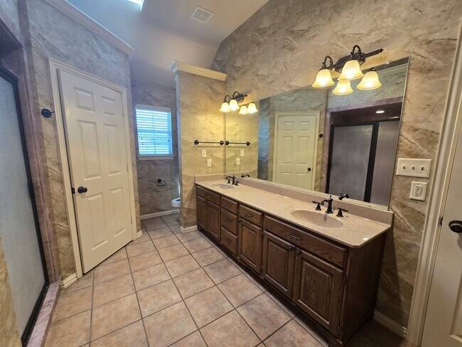 Building Photo - 15298 Wagon Wheel Cir