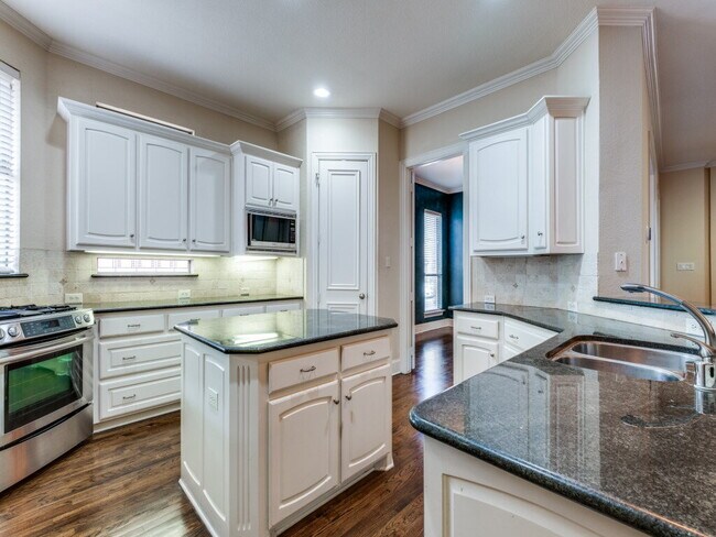 Building Photo - 3 bedroom 3 bath Duplex