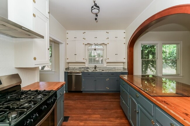 Building Photo - Rare opportunity!