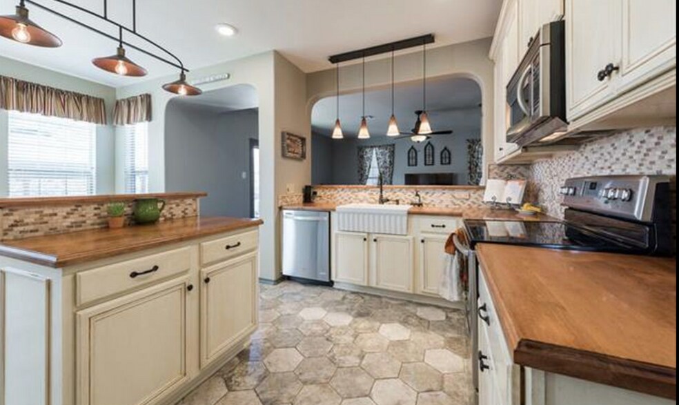 Building Photo - 4405 Woodstock Dr