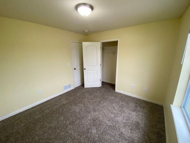 Building Photo - 121 Kale Ct