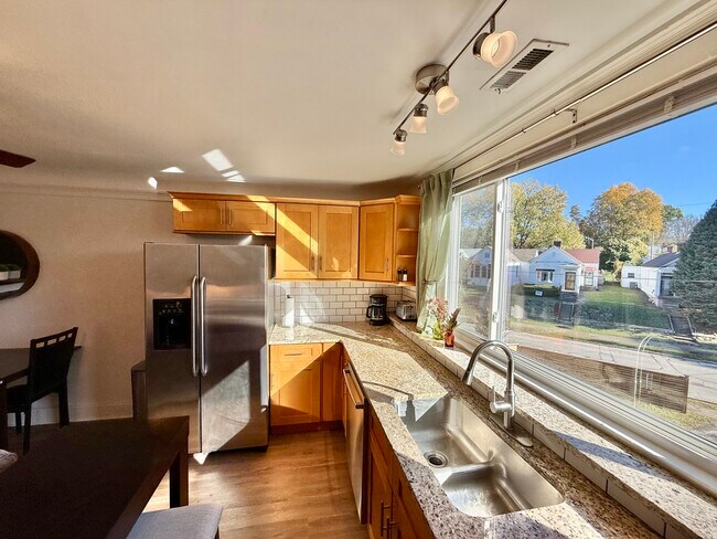 Building Photo - 1078 Highland Ave