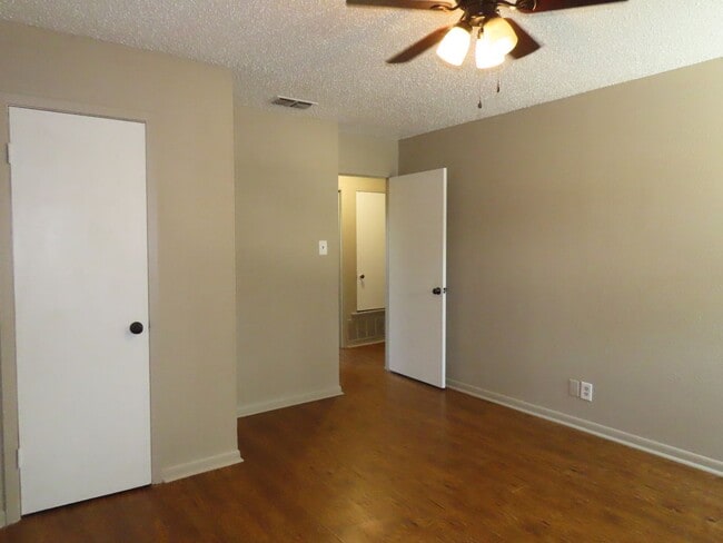 Building Photo - Quaint 2 Bedroom 1.5 Bath in a Country Set...