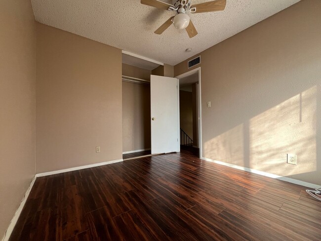 Building Photo - 3/1.5 Townhouse in Great location