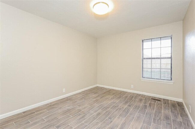 Building Photo - 2705 Fairfield Dr
