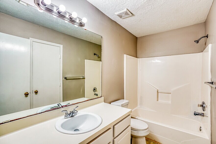 Building Photo - 7214 River Pines Dr