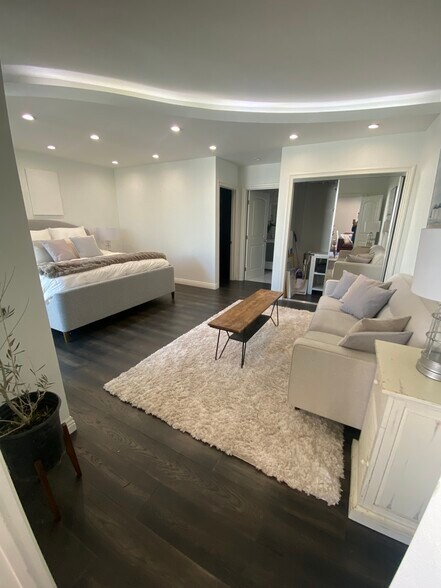 Building Photo - 321 S San Vicente Blvd