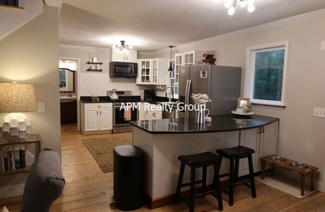 Building Photo - Private Country Feel Close to Downtown Chapin