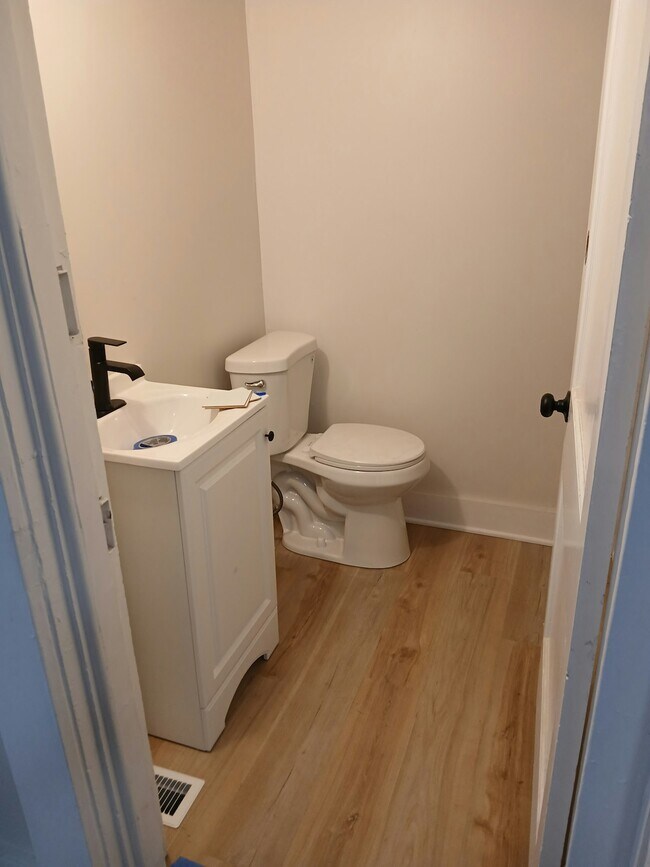 Building Photo - 1528 Chapel St