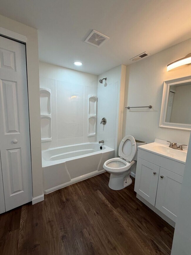 Building Photo - Freshly Renovated Home in Convenient Location!