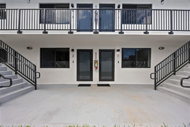 Building Photo - 630 NE 166th St