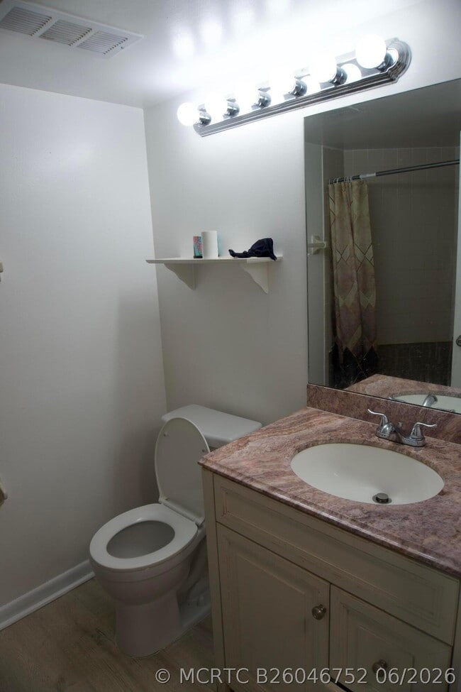 Building Photo - 213 Lake Pointe Dr
