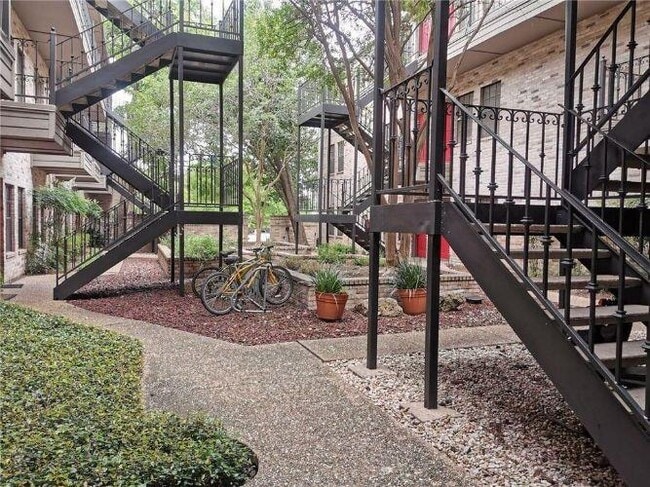 Primary Photo - 2216 San Gabriel St