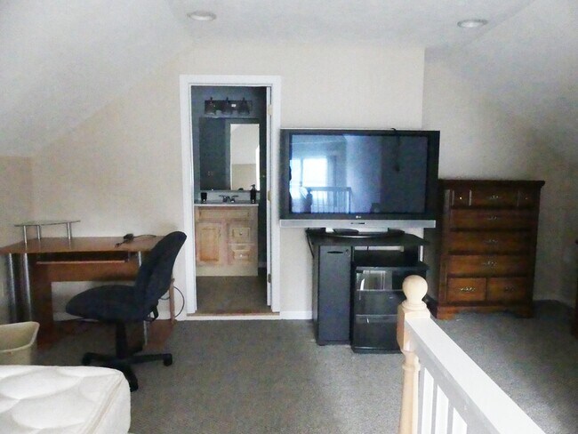 Building Photo - 64-66 Waverly Rd