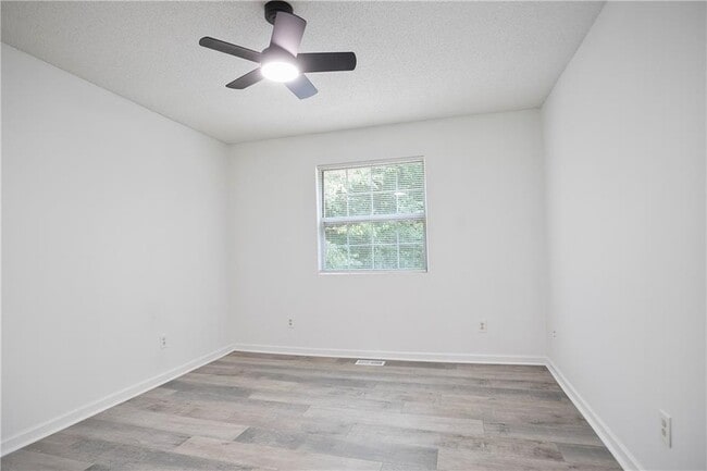 Building Photo - 6714 Lakewood Dr