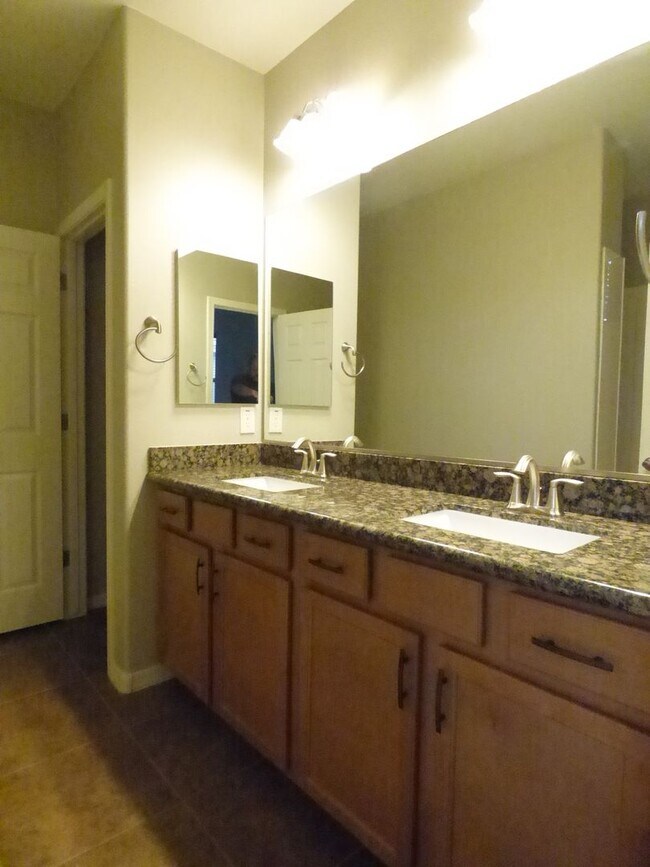 Building Photo - Newer neighborhood in Goodyear!  All appliances included!