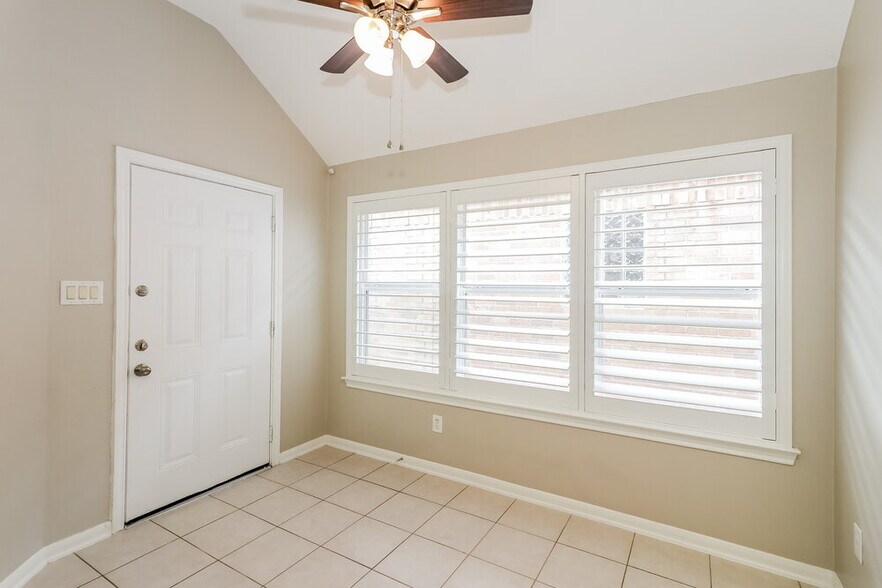 Building Photo - 12103 Lakewood Villa Dr