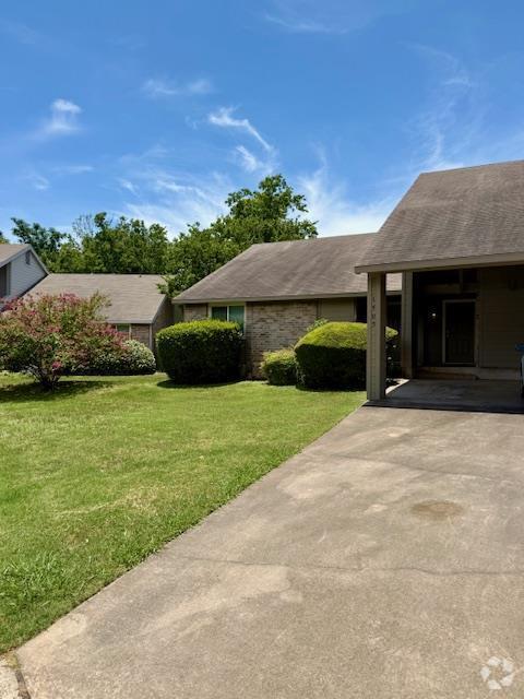 Building Photo - 1405 Summer Creek Dr