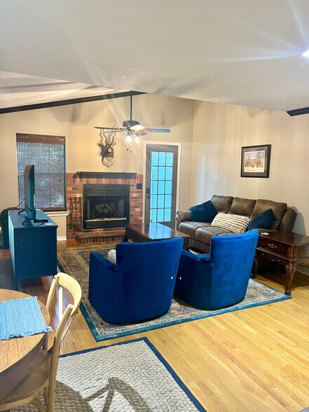 Building Photo - 1072 Valley View Dr