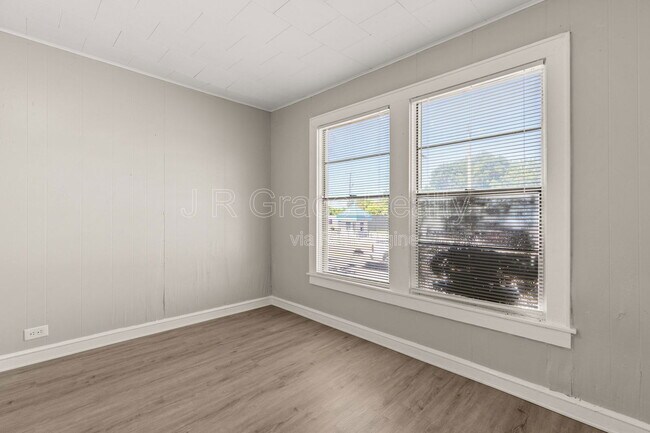 Building Photo - 1801 Reuter Ave