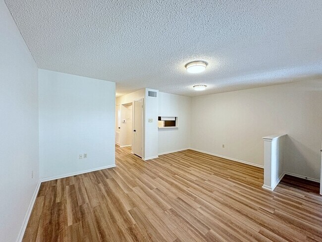 Building Photo - 1 Bedroom Downstairs condo available now! Community Pool