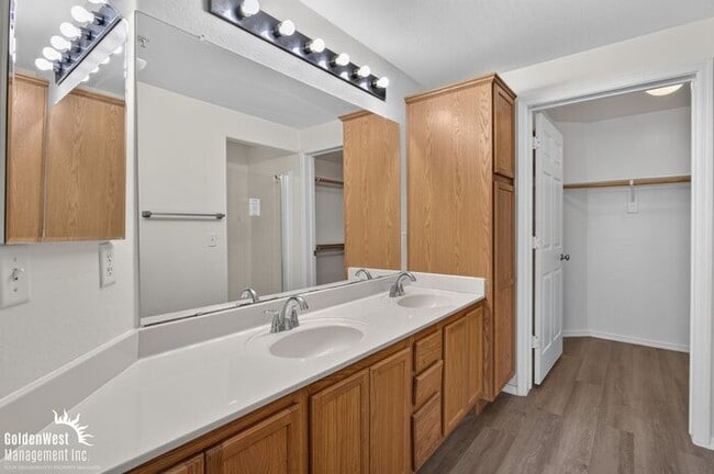 Building Photo - Beautiful 2Bdm 2Ba Condo with Community Pool in Glendale!