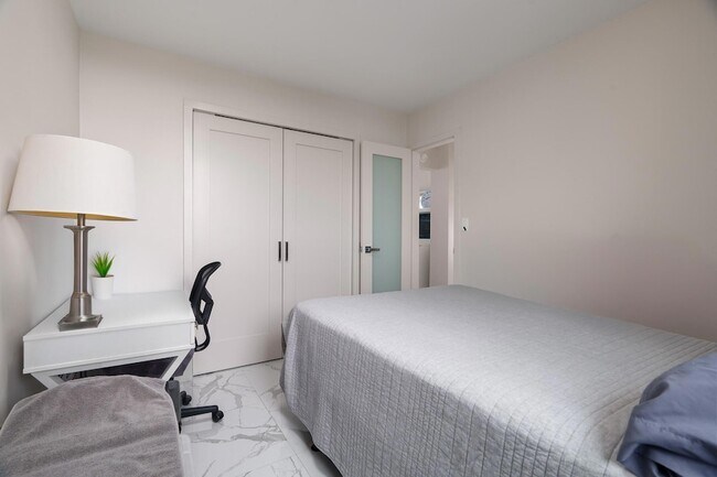 Building Photo - 2400 NE 9th St