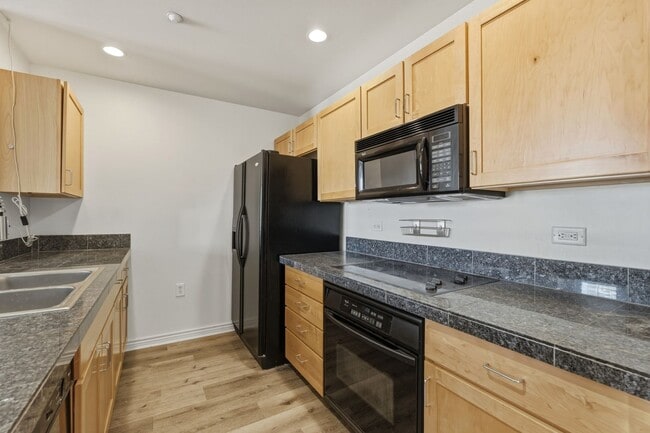 Building Photo - 2-bed, 2-bath condo in secure building with private laundry and city views
