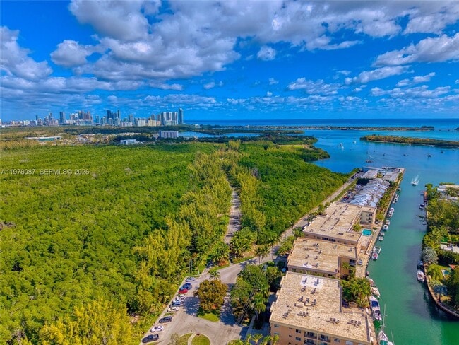 Building Photo - 2000 NE 135th St