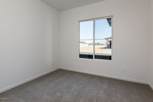 Building Photo - 927 E Paseo Way
