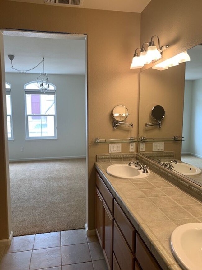 Building Photo - GORGEOUS MODERN 3BR 3BA TOWNHOUSE IN BEAUT...